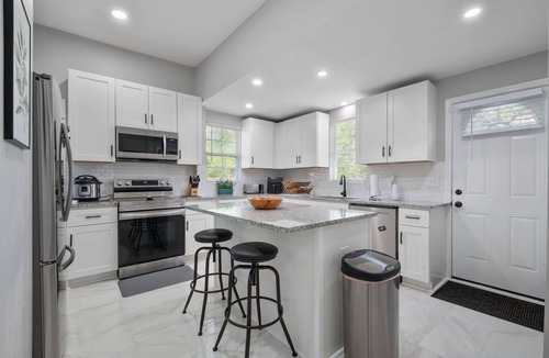 Mechanicsville House | Flexible Relocation Stay: Spacious, Pet-Friendly, w/Utilities near Mid/Downtown