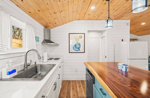 Tech Terrace Apartment | Flip Flop Stop ~ Beach Themed Studio In Tech Terrace ~ Walk to Campus!