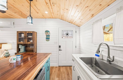 Tech Terrace Apartment | Flip Flop Stop ~ Beach Themed Studio In Tech Terrace ~ Walk to Campus!