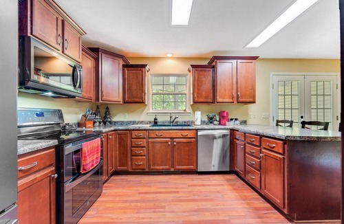 Flippin House | Flippin Haven: Spacious & Cozy Retreat 3 Bedroom Home by RedAwning