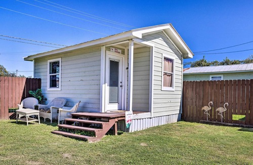 Canyon Lake Apartment | Flirty Flamingo' Studio: 1 Mi to Canyon Lake