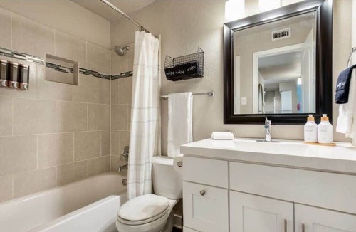 Oakmont Heights Apartment | Flirty Flamingos l No Service Fees | DT |65" TV