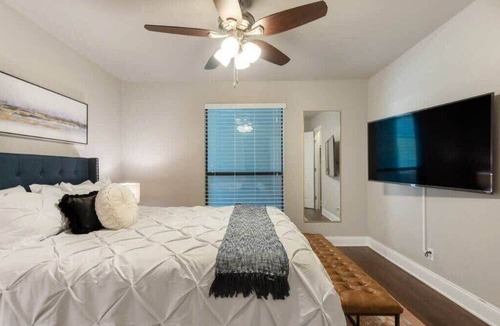 Oakmont Heights Apartment | Flirty Flamingos l No Service Fees | DT |65" TV