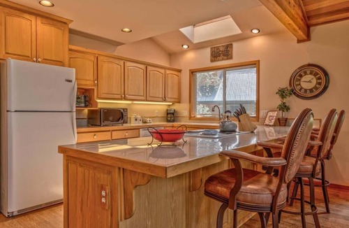 Oregon Water Wonderland Cabin | Float the Big Deschutes River from the back yard!