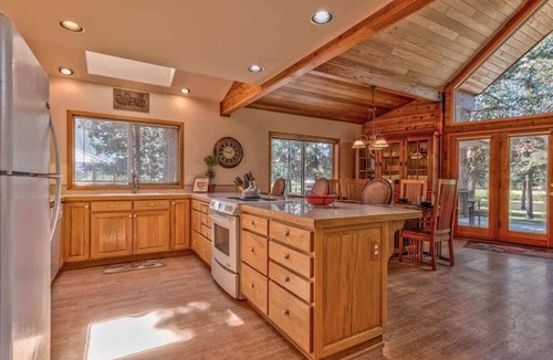Oregon Water Wonderland Cabin | Float the Big Deschutes River from the back yard!