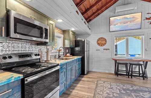 Bayview Boat Rental | Floathouse on the shores of Lake PendOreille
