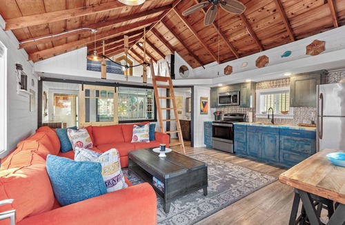 Bayview Boat Rental | Floathouse on the shores of Lake PendOreille