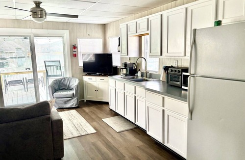 Big Creek Boat Rental | Floating Cabin - Another Day in Paradise at Whitman Hollow Marina