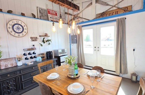 Gores Landing Cabin | Floating Cabin Retreat near Toronto