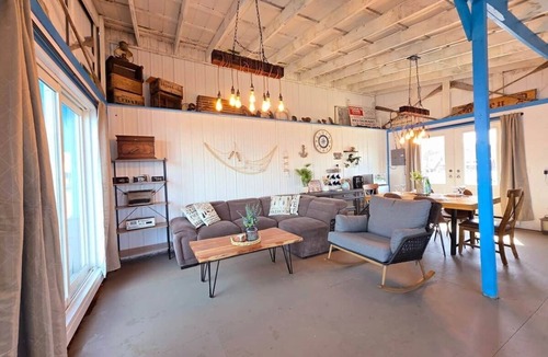 Gores Landing Cabin | Floating Cabin Retreat near Toronto
