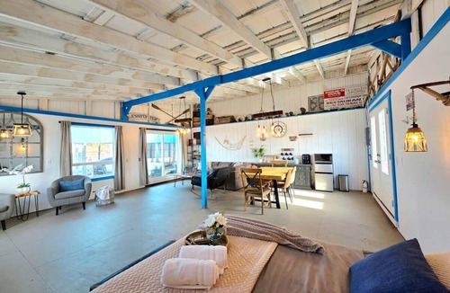 Gores Landing Cabin | Floating Cabin Retreat near Toronto