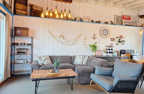 Gores Landing House | Floating Cabin Retreat near Toronto