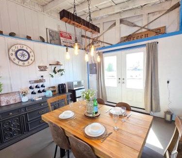 Gores Landing House | Floating Cabin Retreat near Toronto