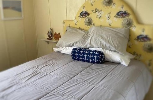 Sabula Boat Rental | Floating Cottage on the River Nantucket