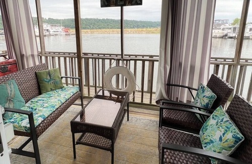 Sabula Cabin | Floating Cottage on the River "Nantucket"