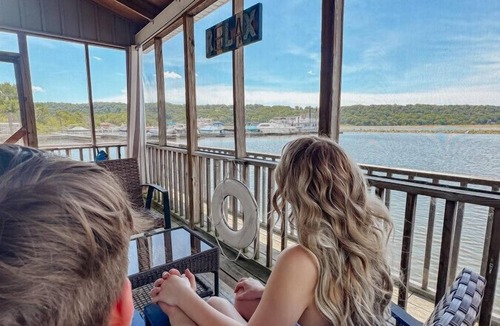 Sabula Cabin | Floating Cottage on the River "Nantucket"