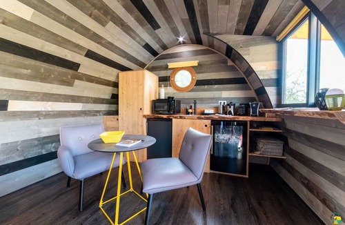 Chablis Cabin | FLOATING SHACK WITH PRIVATE SPA LES CLOS