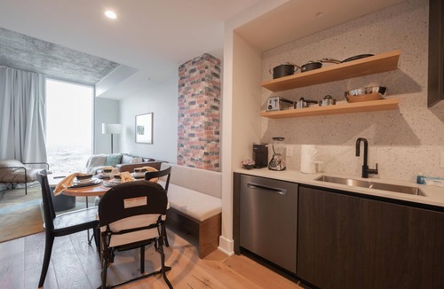 Rainey Street Historic District Condo | Floor 22 King, Rooftop Pool, Free Cabanas, Dogs OK