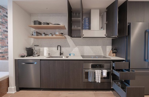 Rainey Street Historic District Condo | Floor 22 King, Rooftop Pool, Free Cabanas, Dogs OK