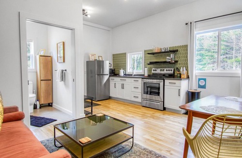 Erbs Cove Condo | Flora studio on the lake