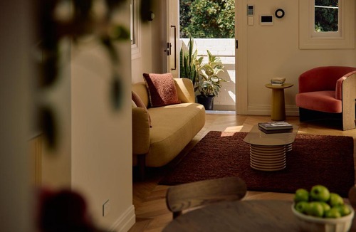 Newtown Apartment | Flora Suite