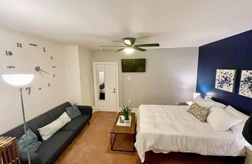 Garden Court Apartment | Floral Home I Spacious 3BD 1BA Gem I Sleeps 8