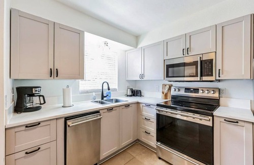 Truckland Condo | Florida Beach Hideaway – Steps from the Sand! Pool Fast WiFi free Parking