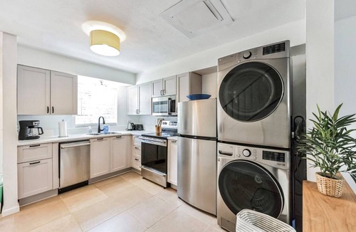 Truckland Condo | Florida Beach Hideaway – Steps from the Sand! Pool Fast WiFi free Parking