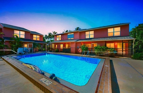 Truckland Condo | Florida Beach Hideaway – Steps from the Sand! Pool Fast WiFi free Parking