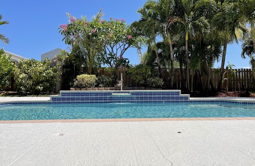 Lake Worth House | FLORIDA PALMS- 5BR HOME 3 MILES TO BEACH - PRIVATE POOL & HOT TUB