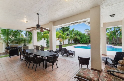 Lake Worth House | FLORIDA PALMS- 5BR HOME 3 MILES TO BEACH - PRIVATE POOL & HOT TUB