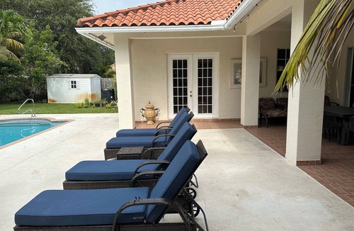 Lake Worth House | FLORIDA PALMS- 5BR HOME 3 MILES TO BEACH - PRIVATE POOL & HOT TUB