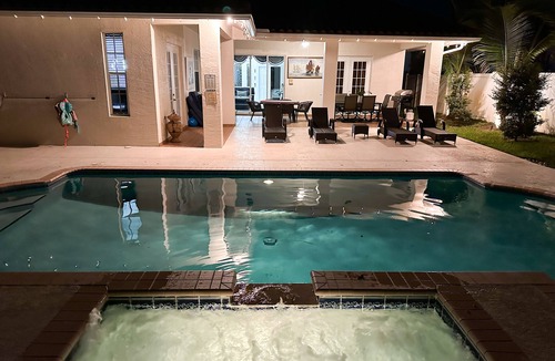Lake Worth House | FLORIDA PALMS- 5BR HOME 3 MILES TO BEACH - PRIVATE POOL & HOT TUB