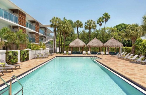 Westshore Hotel | Florida’s Laid-Back Charm | Free Airport Shuttle