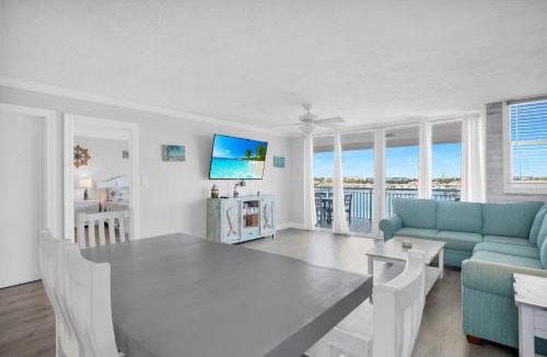 Meadows House | Florida - Spacious Updated Waterfront Condo 2x2 Pool Dock