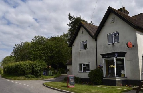 East Tisted Bed & Breakfast | Flossie's B&B