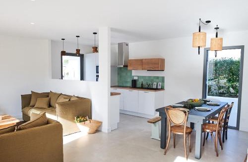 Plouharnel House | Flouka