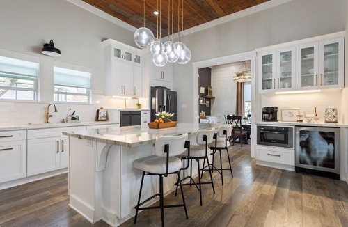 Waco House | FlourishHouse-HotTub, firepit, gym, outdoor movie, outside dining
