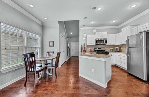 Bentonville House | Flourishing Palm Place 3 BR 2 BA near XNA