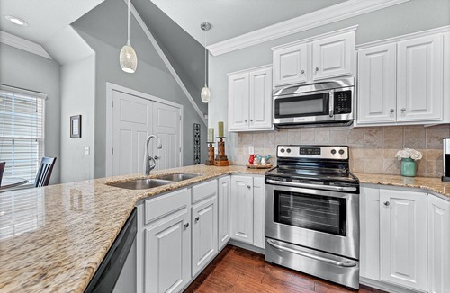 Bentonville House | Flourishing Palm Place 3 BR 2 BA near XNA