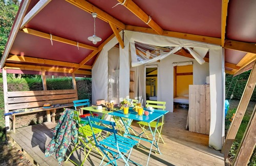 Mantaille House | Flower Camping La Chataigneraie * - Freeflower Comfort 22m2 (2 bedrooms) + covered terrace 5 people