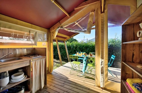 Mantaille House | Flower Camping La Chataigneraie * - Freeflower Comfort 22m2 (2 bedrooms) + covered terrace 5 people