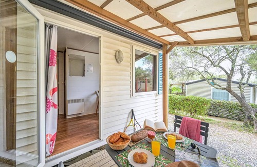Castries House | Flower Camping le FONDESPIERRE * - Standard mobile home - 15 m2 (1 bedroom - air conditioning - TV) 2 persons