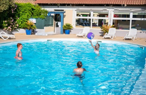 Castries House | Flower Camping le FONDESPIERRE * - Standard mobile home - 15 m2 (1 bedroom - air conditioning - TV) 2 persons