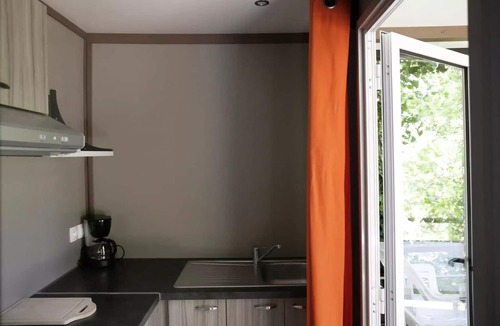 Saint-Privat Ski Chalet | Flower Camping Le Plan d'Eau - Ardèche * - Chalet STANDARD NEMO 20m2 2 bedrooms - semi-covered terrace + air conditioning 4 people