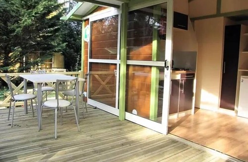 Saint-Privat Ski Chalet | Flower Camping Le Plan d'Eau - Ardèche * - Chalet STANDARD NEMO 20m2 2 bedrooms - semi-covered terrace + air conditioning 4 people
