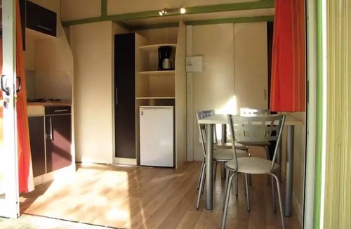 Saint-Privat Ski Chalet | Flower Camping Le Plan d'Eau - Ardèche * - Chalet STANDARD NEMO 20m2 2 bedrooms - semi-covered terrace + air conditioning 4 people