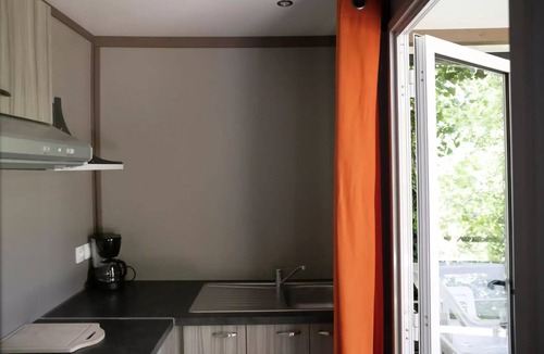 Saint-Privat Ski Chalet | Flower Camping Le Plan d'Eau - Ardèche * - CONFORT TINY chalet 20m² (1 bedroom - 2 people) + Covered terrace + Air conditioning for 2 people