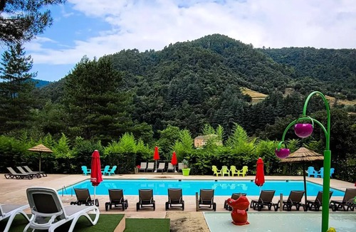 La Combe House | Flower Camping Mas de Champel * - Mobile-Home 30m2 - Standard - 2 bedrooms - semi-covered terrace - TV - Clim 4 people