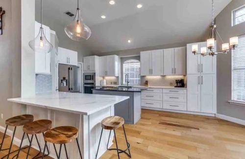 Flower Mound House | Flower Mound 5-bedroom house with pool, pond view, and all modern comforts.🌞🏡